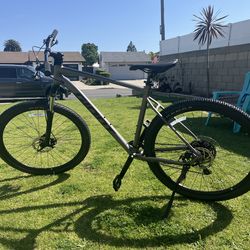 Giant Talon Mountain Bike – 2 Weeks Old– Disc Brakes