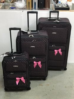 3 pice luggage set includes large size 32" (50Ib), medium size (24 ") and Carry-on size (20"). Has spinner wheels, Light weight expandable and durabl