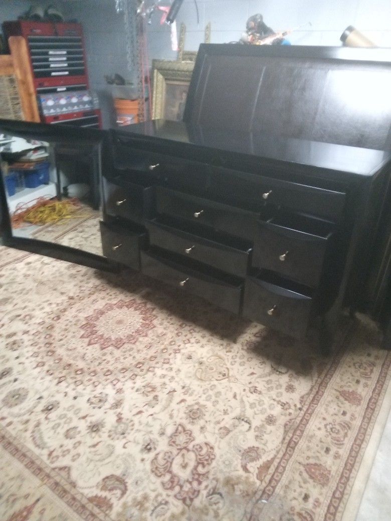 Black 9 Drawer Dresser With Mirror And Complete Queen Size Bed.