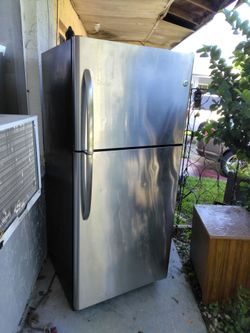 Very nice ice cold quiet clean and smooth GE top bottom