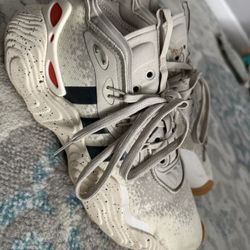 Basketball shoes
