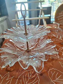 Fluted Glass Plate Stand
