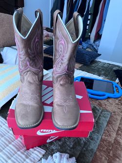 Boots size 4