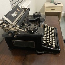 Vintage Royal Typewriter - Classic Manual Model - Early 20th Century Collectible