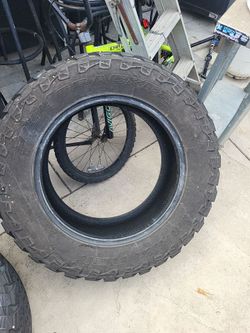 Tire 33x12.50R20LT