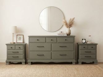 Vintage 3-Piece Bedroom Set(Dresser & Matching Nightstands)