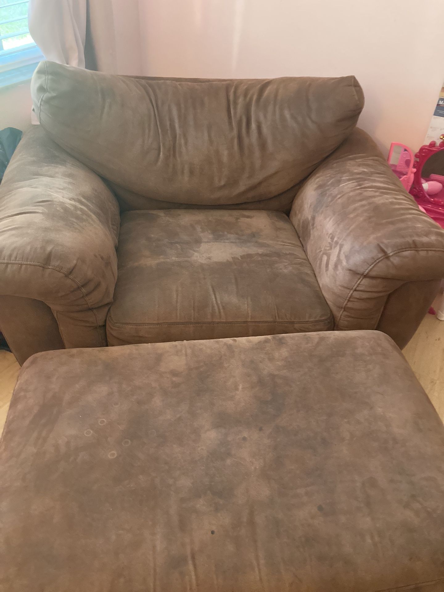 Oversized Brown Chair. Free