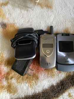 At &t And A Razor  And A Motorola  Cell Phone $40