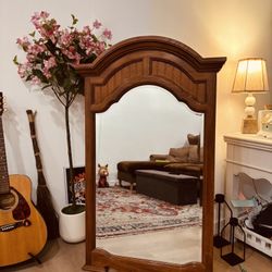 Beautiful wooden vintage mirror Thomasville, good condition good for everywhere 52x32