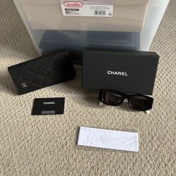 Chanel Black and white rectangle sunglassrectangle sunglasses unisex with case