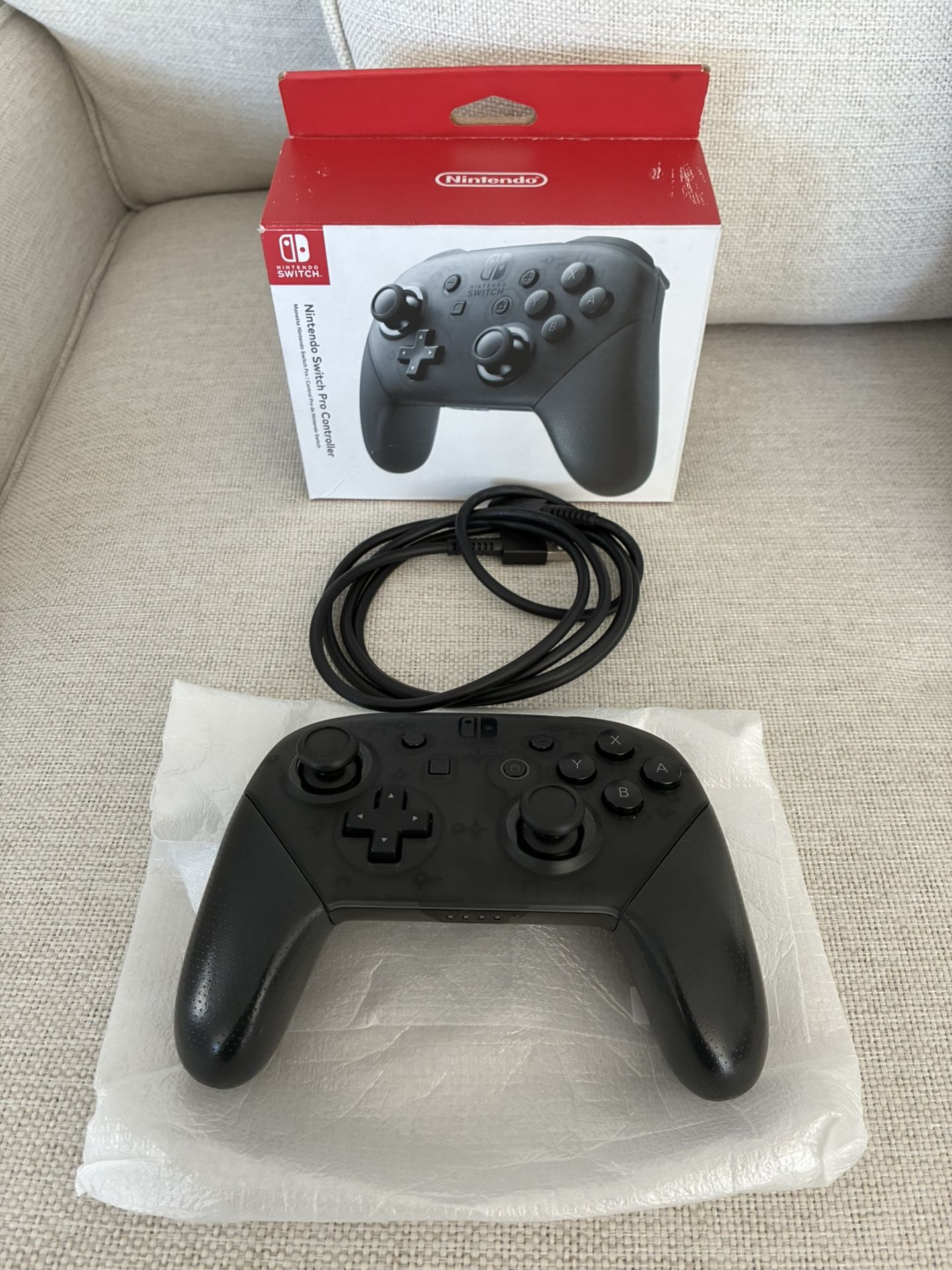 Nintendo Switch Pro Wireless Controller - Execellent Condition- Includes Box And Charging Cable
