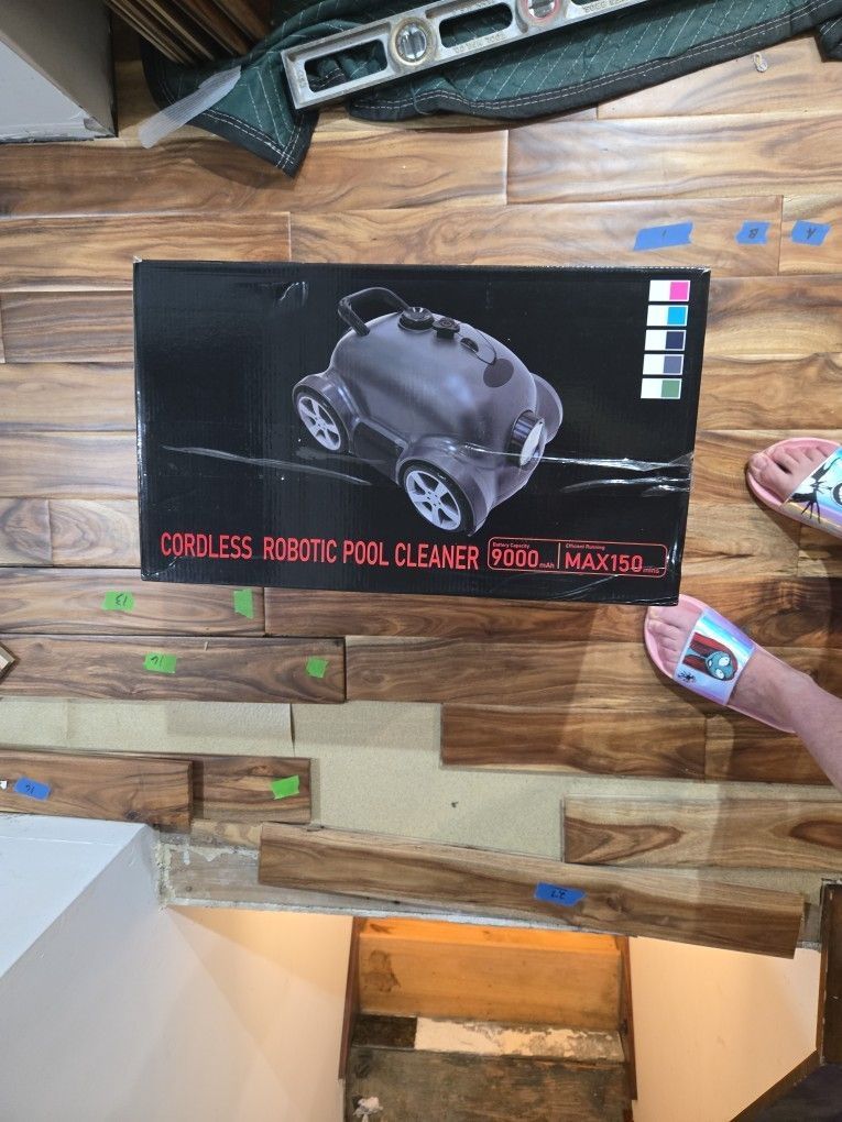 New In Box Boweiti Cordless Robotic Pool Cleaner MF-PC02