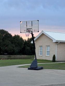 Adjustable height basketball goal