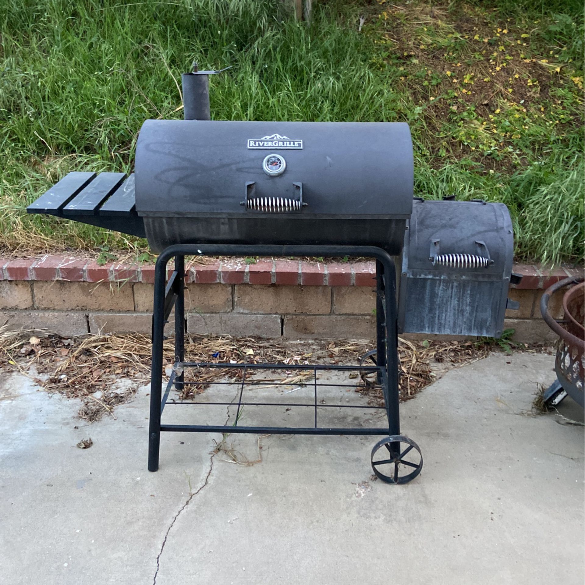 Rivergrille 29” Cattleman Outdoor Barbecue Grill With Smoker 