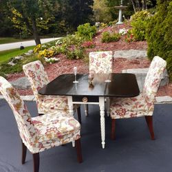 BEAUTIFUL SOLID WOOD TABLE & CHAIRS 