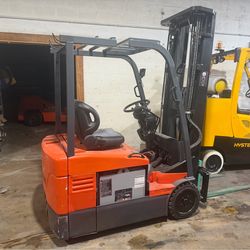 Toyota 3,000 lb electric  forklift