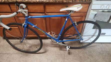 Beautifil blue Guerciotti 55cm. The paint are very good. Parts are mostly shimano. Asking for 400