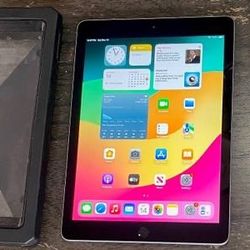 iPad 6th Gen 32 Gb + Case + Charger 