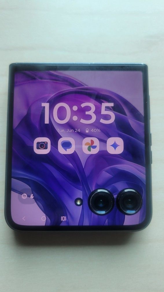 Motorola Razr Plus 2024