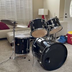 Acoustic Drumset - Tama Swingstar 5 Piece With Cymbals And Throne