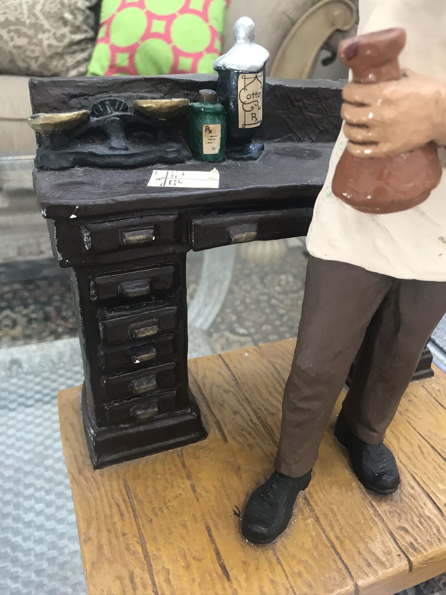 Beautiful display it has missing paint here and there one of the arm is chipped but it fixed see all pictures please it’s from 1950’s