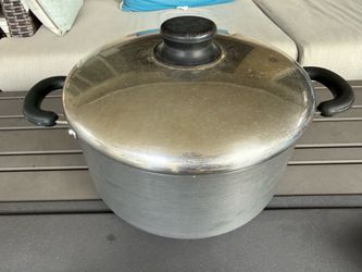5 1/2 quart cooking pot
