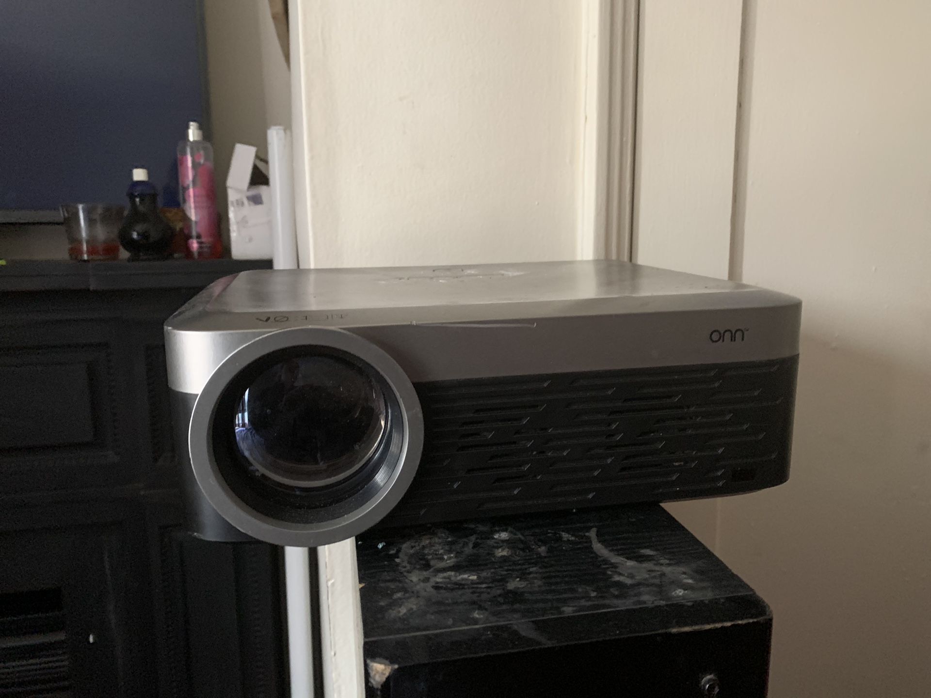 projector without av cable $500 or best offer turns on as is
