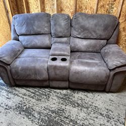 Power Reclining Loveseat w/ Console, Cup Holders & USB Charging – Excellent Condition 
