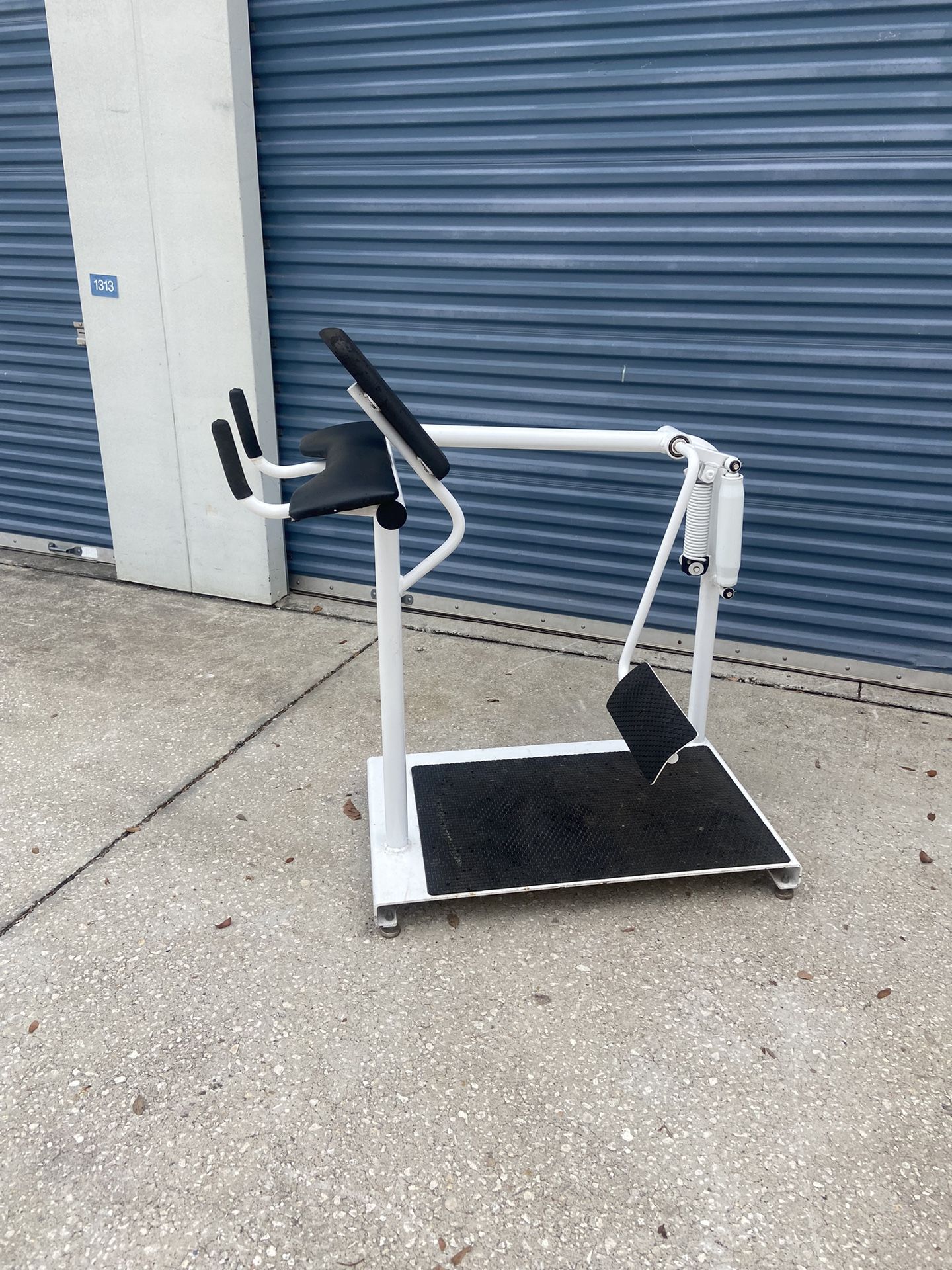 Glute Kickback Machine