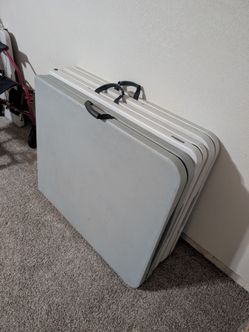 3 Folding tables