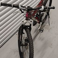 Mongoose XR200 Mountain Bike. 26"