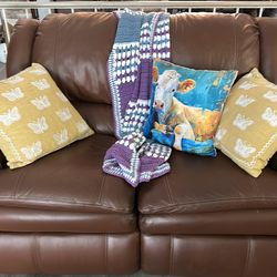 Comfy leather loveseat 2 reclining seats