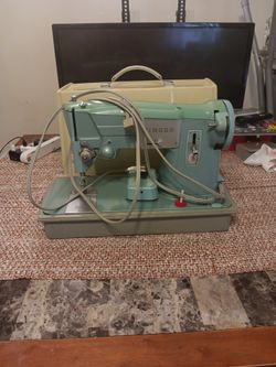 VINTAGE SINGER SEWING MACHINE 