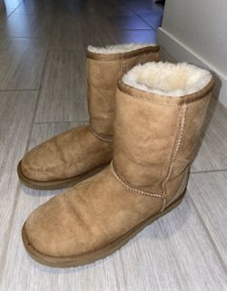 Light brown Uggs size women’s 7