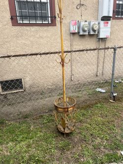 Free coat hanger