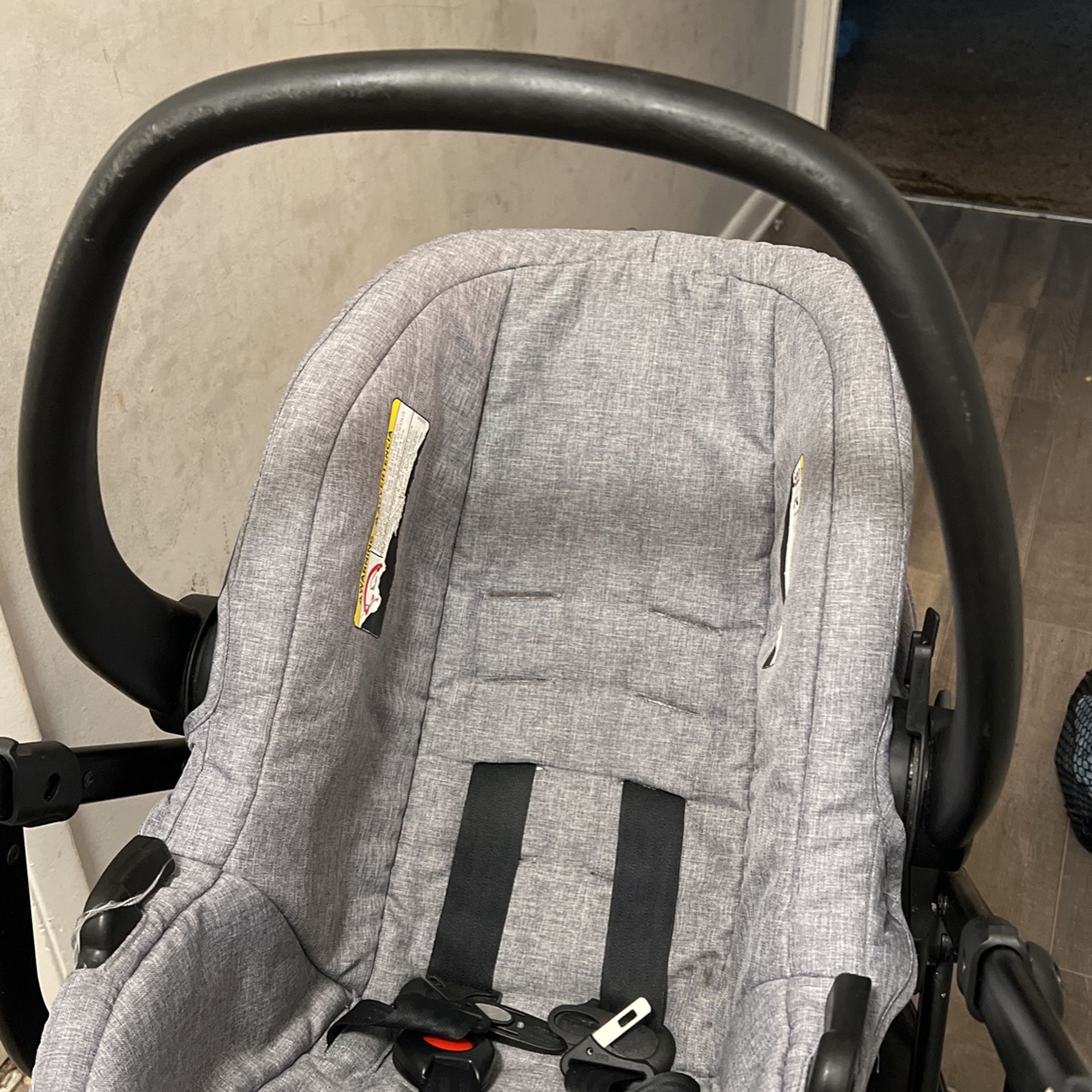 Baby Car seat (unisex) MUST GO