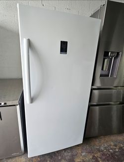 INSIGNIA FREEZER AND REFRIGERATOR. 28"