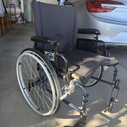 Foldable Wheelchair With Swing Away  Legrests