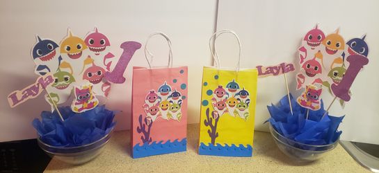 Baby shark theme party decore. Centerpieces, candy bags, and invitations. Ask for prices.