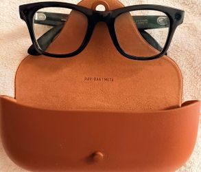 Ray-Ban Meta Smart Glasses with Case