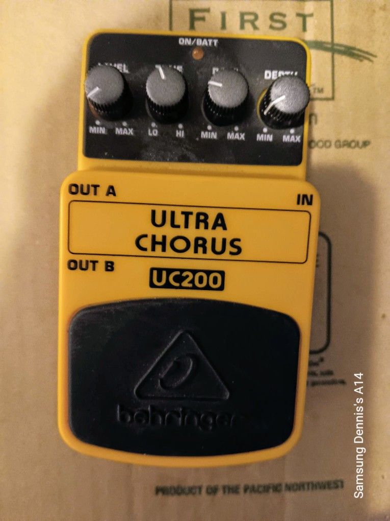 Berhengher UC200 ultra chorus pedal 