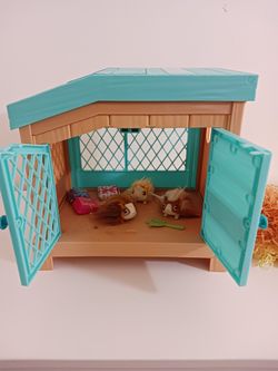 Little Live Pets Guinea Pig Hutch Playset w/ 3 Guinea Pig Figures