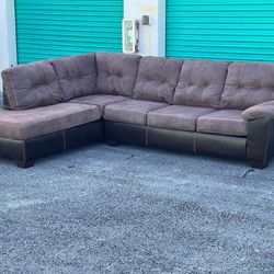 ASHLEY FURNITURE BROWN SECTIONAL COUCH IN GOOD CONDITION - DELIVERY AVAILABLE 🚚