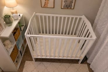 White mini crib foldable