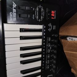 Alesis QX25  USB MIDI keyboard controller. 


