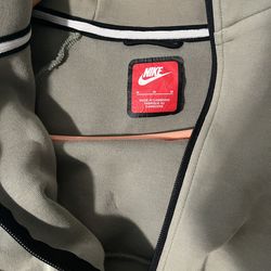 Green Nike tech  medium