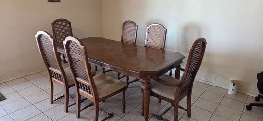 Dining/ Dinner/ Kitchen table and 6 chairs