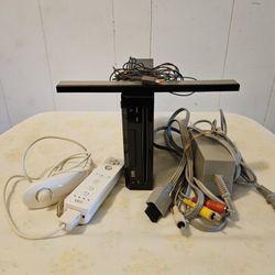 Nintendo Wii Complete With Controller Nunchuck And 2 Games Everything Works Fine 