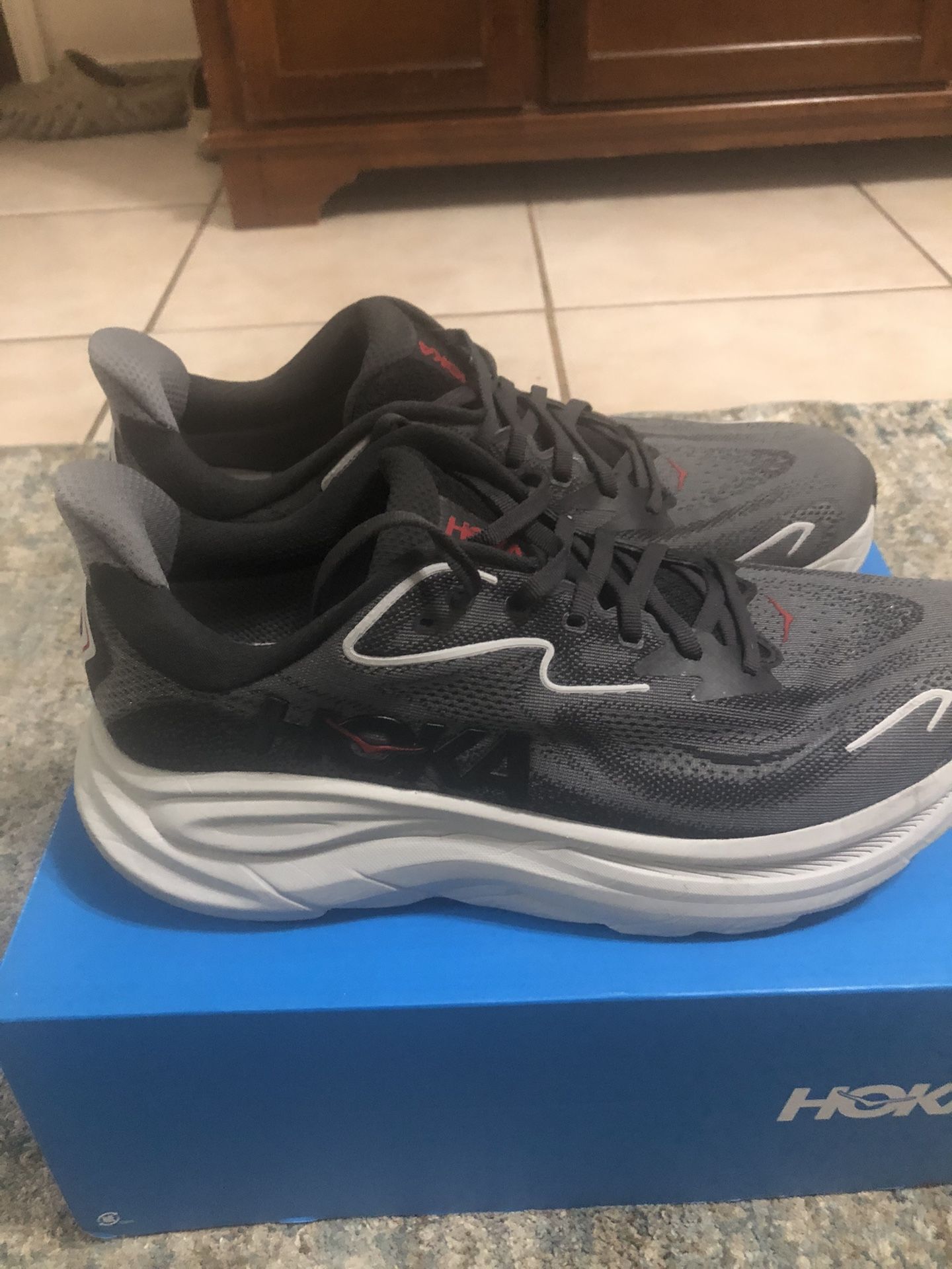 HOKA CLINTON 10 RUNNING SHOS SIZE 11 GREAT PRICE $100