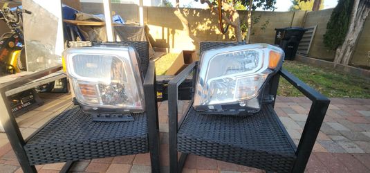 2016-2019 Nissan Titan used headlight assembly